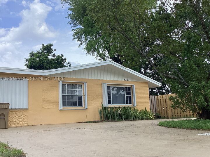 Property Photo: 4320 SW 56th Ave FL 33314