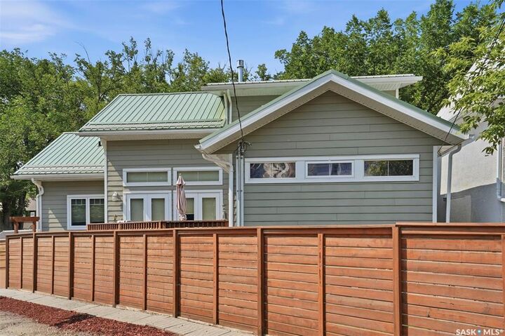 Property Photo: 916 Temperance Street SK S7N 0N4