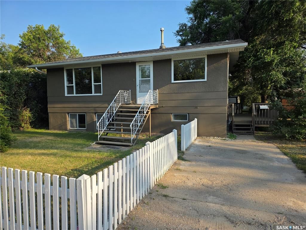 Property Photo:  1422 Crawford Avenue  SK S9H 1E9 