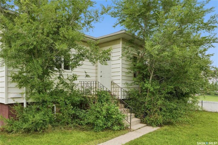Property Photo:  209 T Avenue N  SK S7L 3B1 