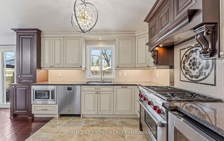 Property Photo: 1665 Asgard Drive ON L5E 3G5