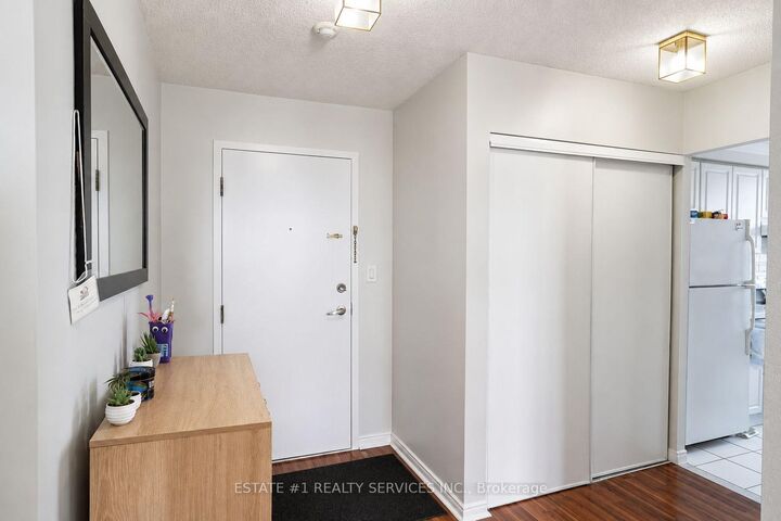 Property Photo:  135 Hillcrest Avenue 904  ON L5B 4B1 