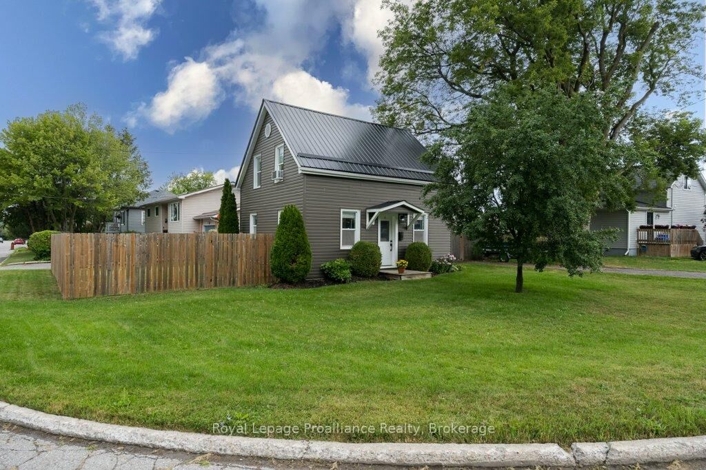 Property Photo:  61 Pelham Street  ON K8V 4T8 