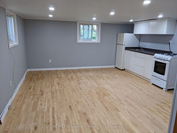 Property Photo:  158 James Street 5  ON L2R 5C5 