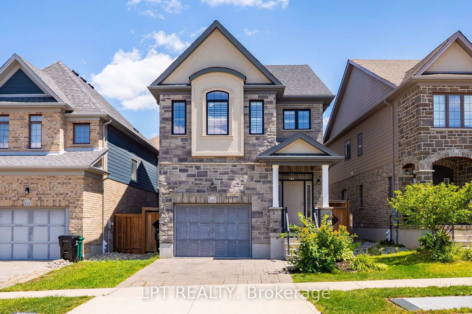 Photo de la propriété:  148 Hollybrook Trail S  ON N2R 0M2 
