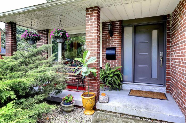 Property Photo: 1712 Fifeshire Court ON L5L 3L6