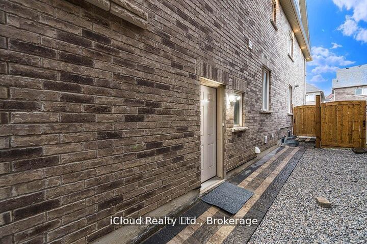 Property Photo: 27 Tysonville Circle ON L7A 4A6