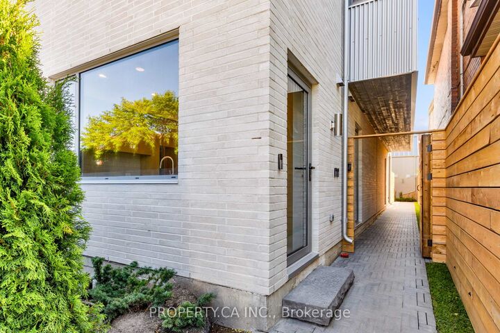 Property Photo:  301 Keele Street Unit #3  ON M6P 2K5 