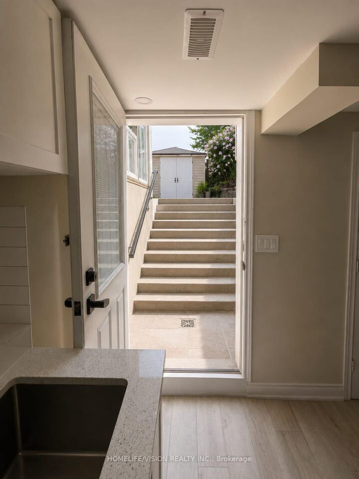 Property Photo: 824 Crowells Street Lower ON L1K 1X3