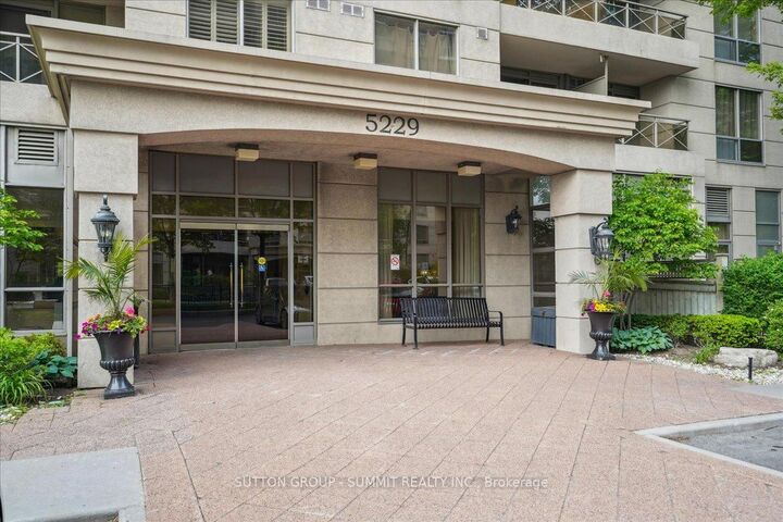 Property Photo: 5229 Dundas Street W 511 ON M9B 6L9
