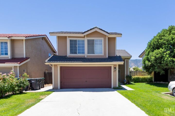 Property Photo: 422 Sherwood Pl CA 93561