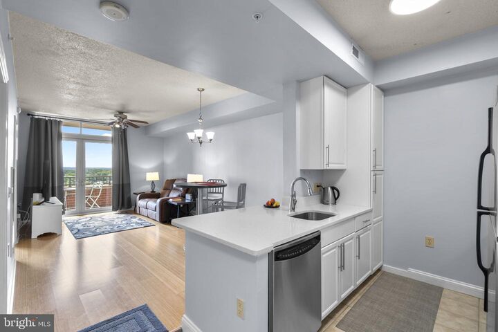 Property Photo: 11760 Sunrise Valley Drive 905 VA 20191
