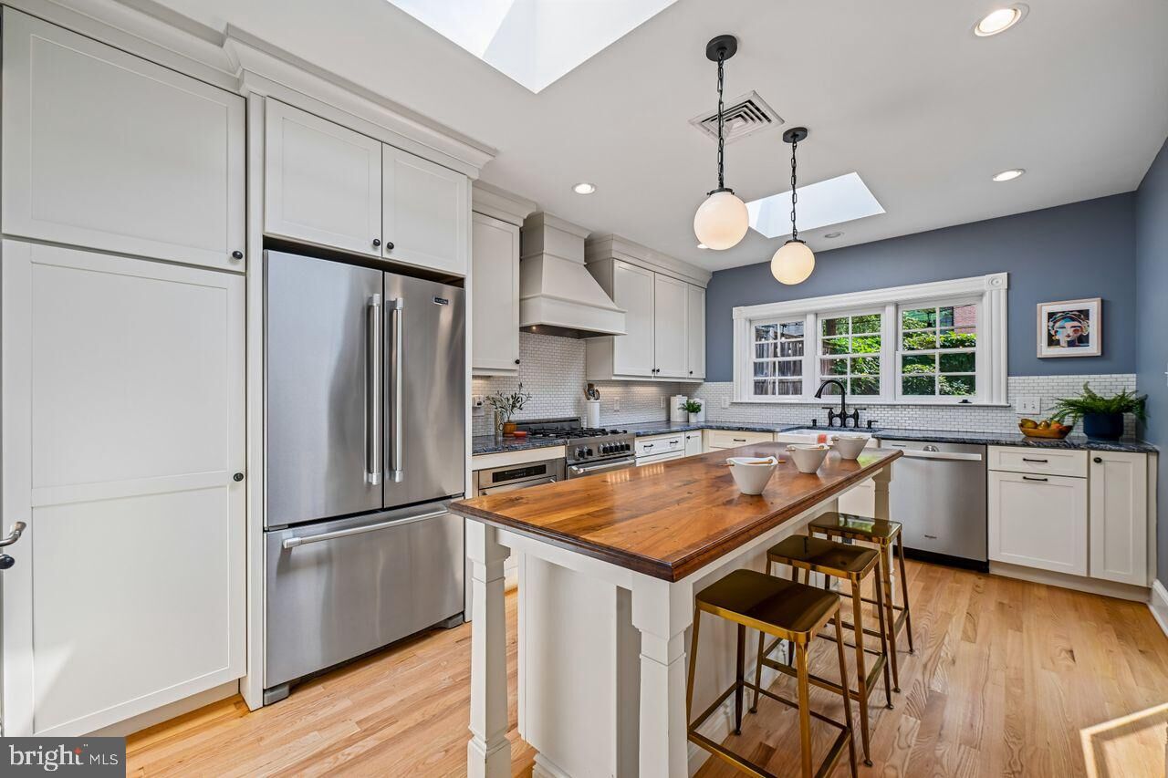 Property Photo:  514 13th Street SE  DC 20003 