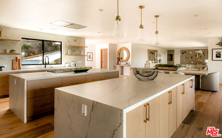 Property Photo: 122 Patrician Way CA 91105