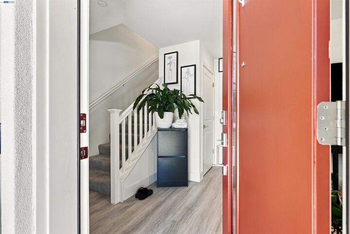 Property Photo:  895 Manor Blvd  CA 94579 