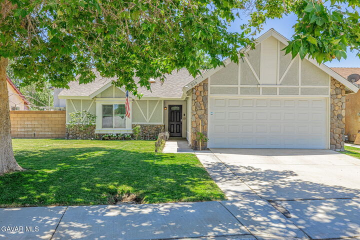 Property Photo:  524 E Ivyton Street  CA 93535 