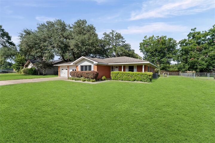 Property Photo: 1005 N Fowlkes Street TX 77474