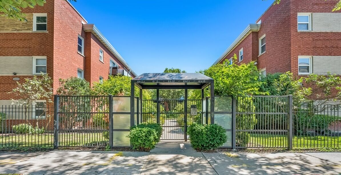 Property Photo:  6421 N Damen Avenue 2W  IL 60645 