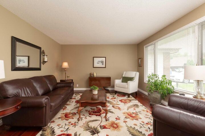 Property Photo:  10 Seneca Place W  AB T1K 4M7 
