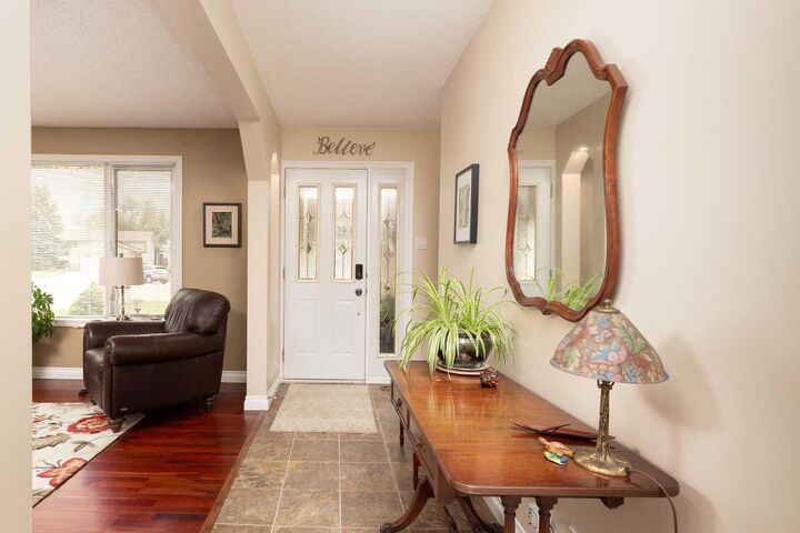 Property Photo: 10 Seneca Place W AB T1K 4M7