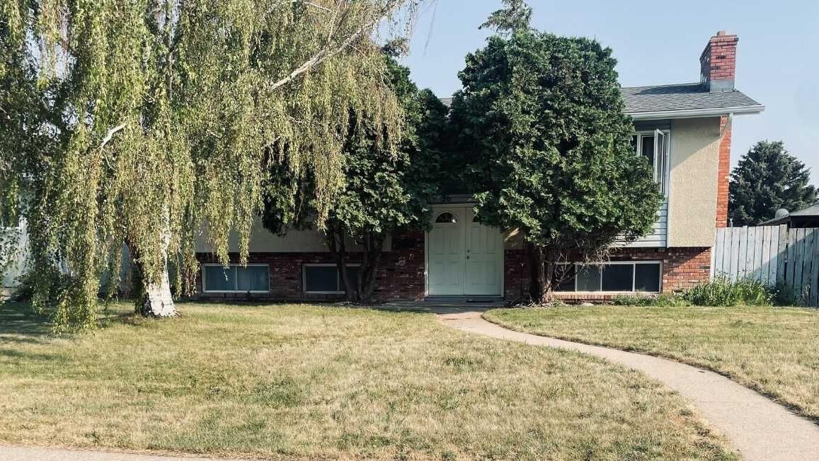 Property Photo: 36 Park Meadows Boulevard N AB T1H 4H8
