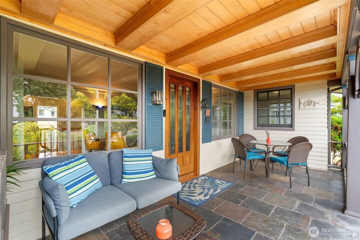 Property Photo: 916 18th Avenue W WA 98033
