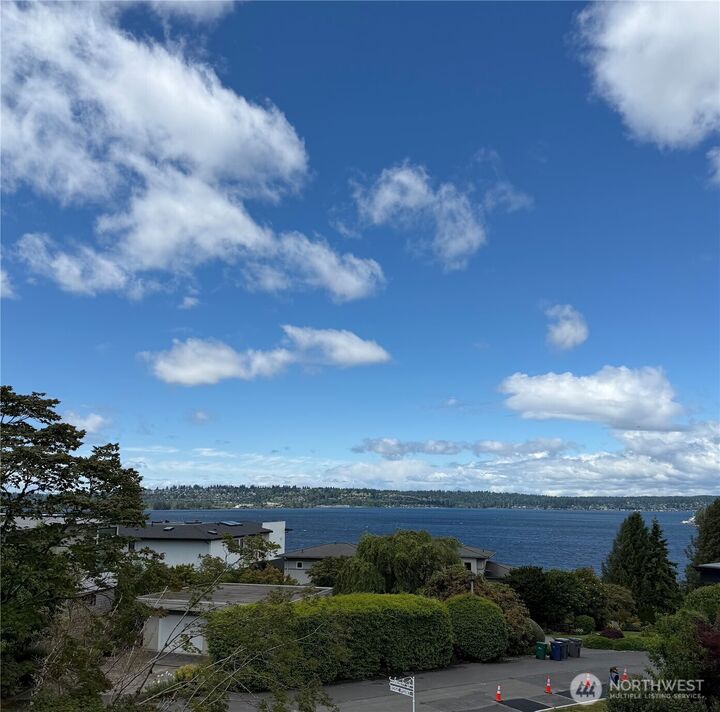 Property Photo:  916  18th Avenue W  WA 98033 