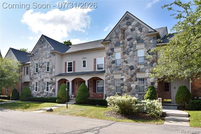 Property Photo: 1635 Huntington Park A MI 48309