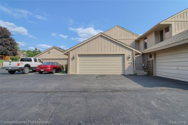 Property Photo: 35468 Heritage Lane MI 48335