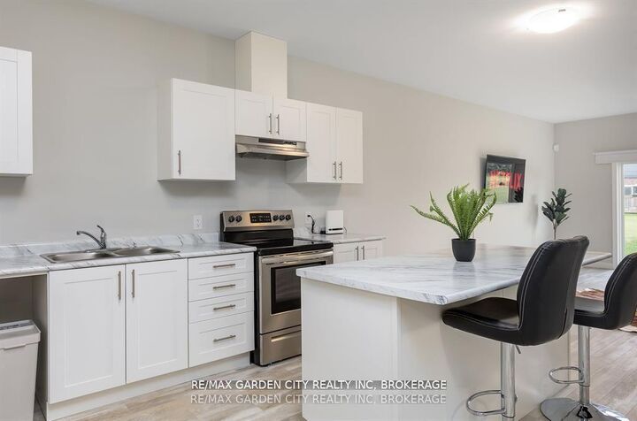 Property Photo:  34 Bounty Avenue  ON L2V 0H3 