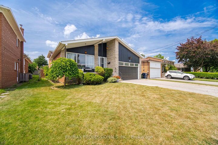 90 Peckham Avenue — photo 1