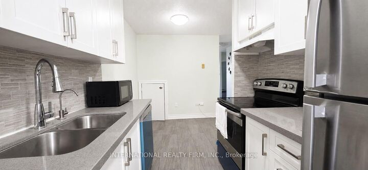 Property Photo: 40 Sunny Glen Way 308 ON M3C 2Z2