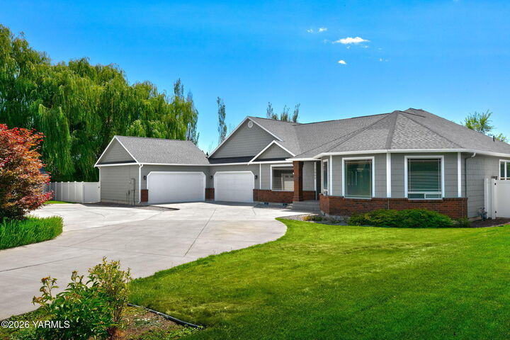 Property Photo: 7802 Easy St WA 98903