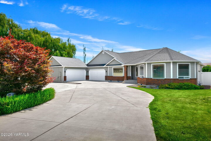 Property Photo: 7802 Easy St WA 98903