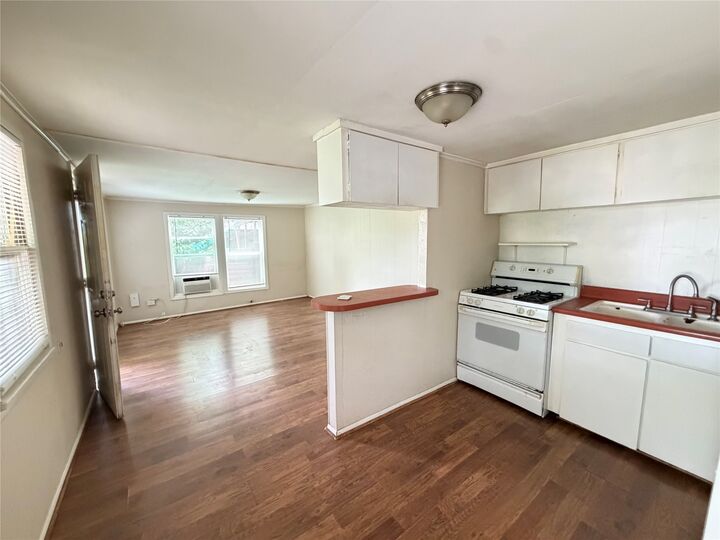 Property Photo: 613 Peacock Lane TX 78704