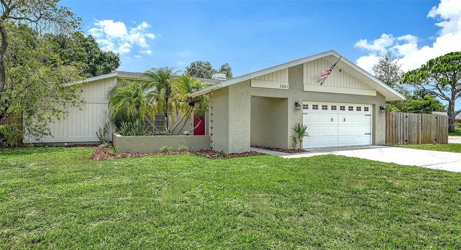 Property Photo: 1551 Georgetowne Lane FL 34232