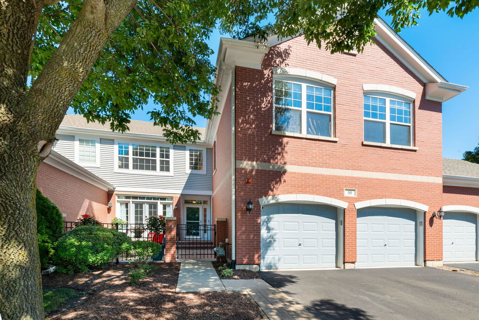 Property Photo: 55 Lakebreeze Court IL 60047