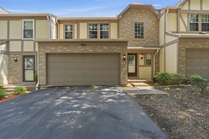 Property Photo: 1404 W Sapphire Drive 1404 IL 60192