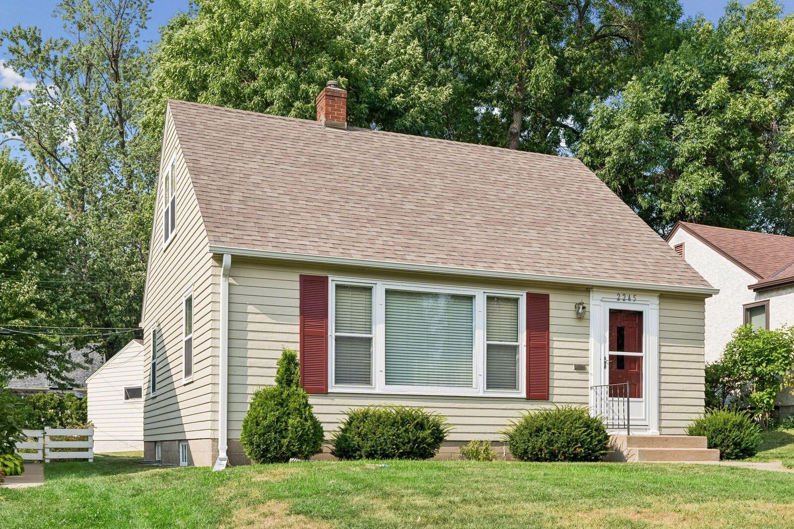 Property Photo:  2245 Highland Parkway  MN 55116 