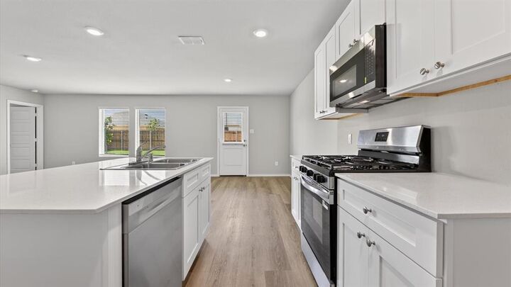 Property Photo: 118 Pinehurst Drive TX 76023