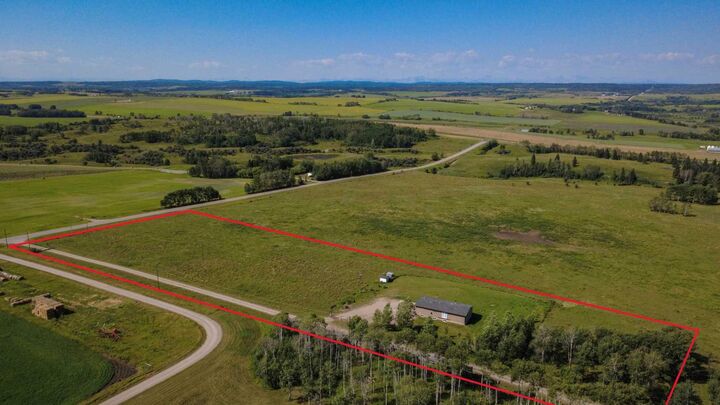 Property Photo: 4142 Township Road 290 AB T0M 1L0