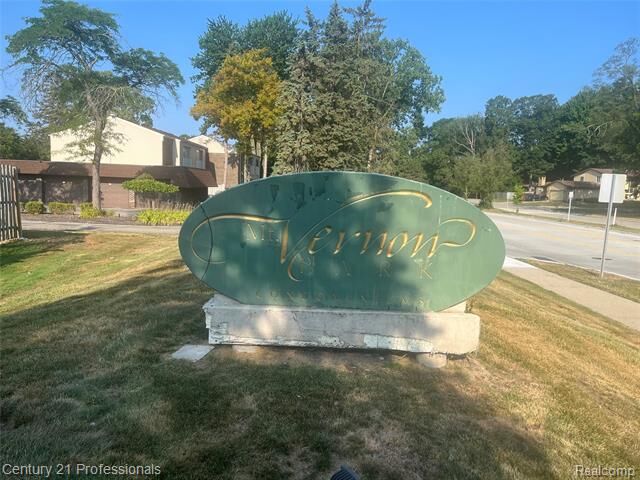 Property Photo: 5 Richmond Towne Street MI 48075