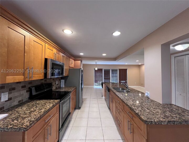 Property Photo:  2750 N 34th Ave 9D  FL 33021 