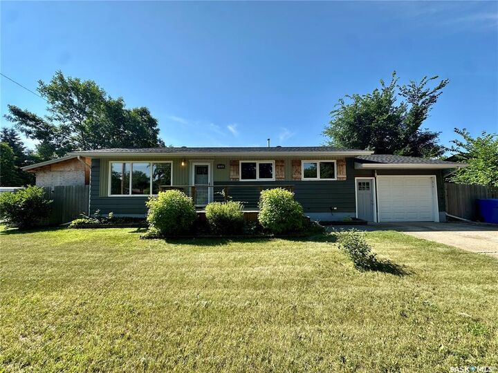 104 Johnston Crescent — photo 1