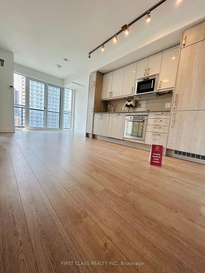 Property Photo: 77 Mutual Street 1806 ON M5B 2A9