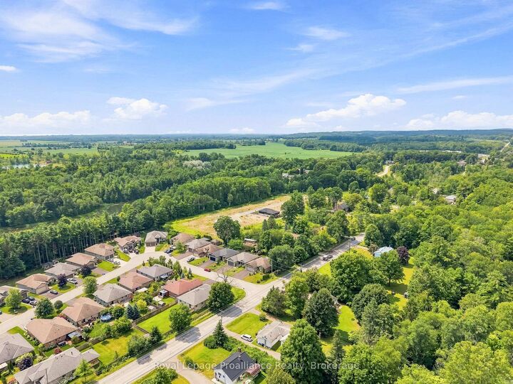 Property Photo: 39 Lakewood Crescent ON K8V 5P4