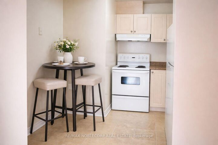 Property Photo:  64 Benton Street 901  ON N2G 4L9 
