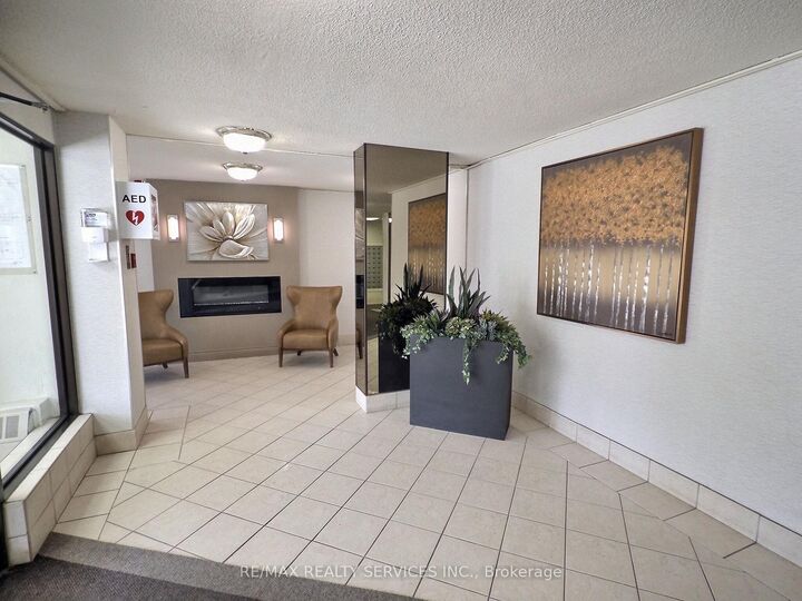 Property Photo:  18 Knightsbridge Road 1812  ON L6T 3X5 