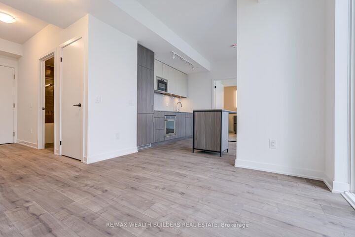Property Photo: 220 Missinnihe Way 714 ON L5H 0A9