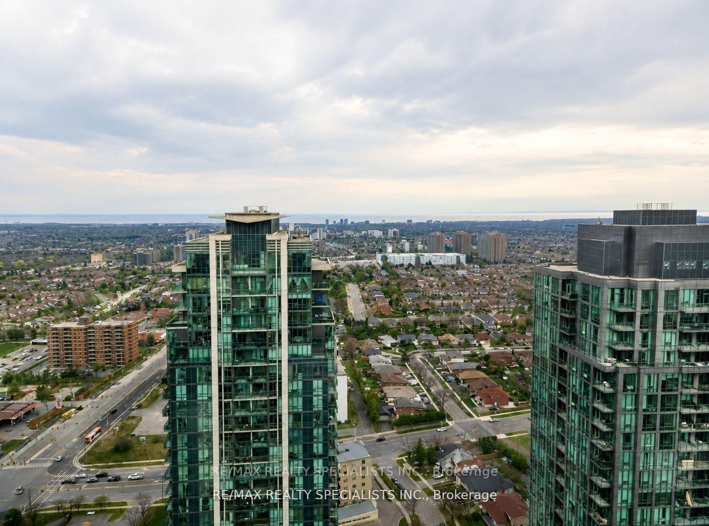 Property Photo: 36 Elm Drive W 3605 ON L5B 0N3